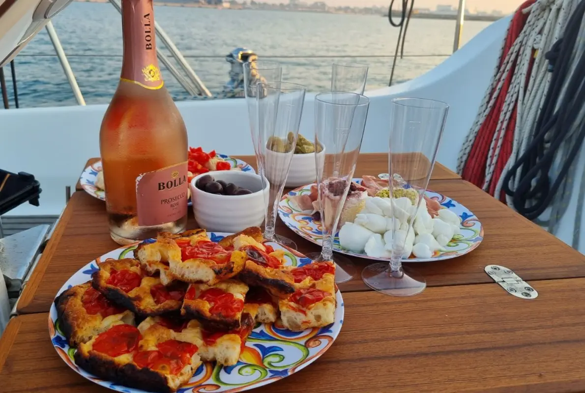 Aperitivo in barca a Siracusa con piatti tipici Siciliani