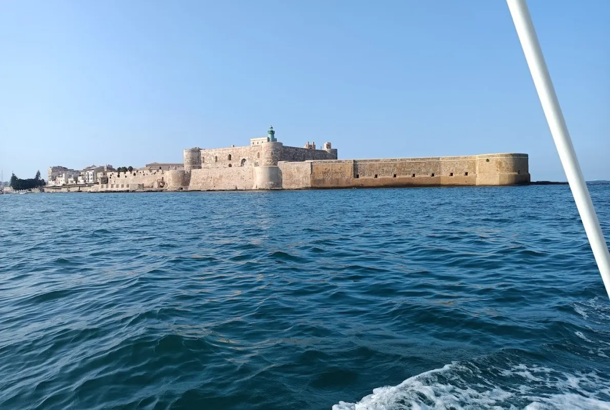 Escursione in barca al castello maniace di Siracusa