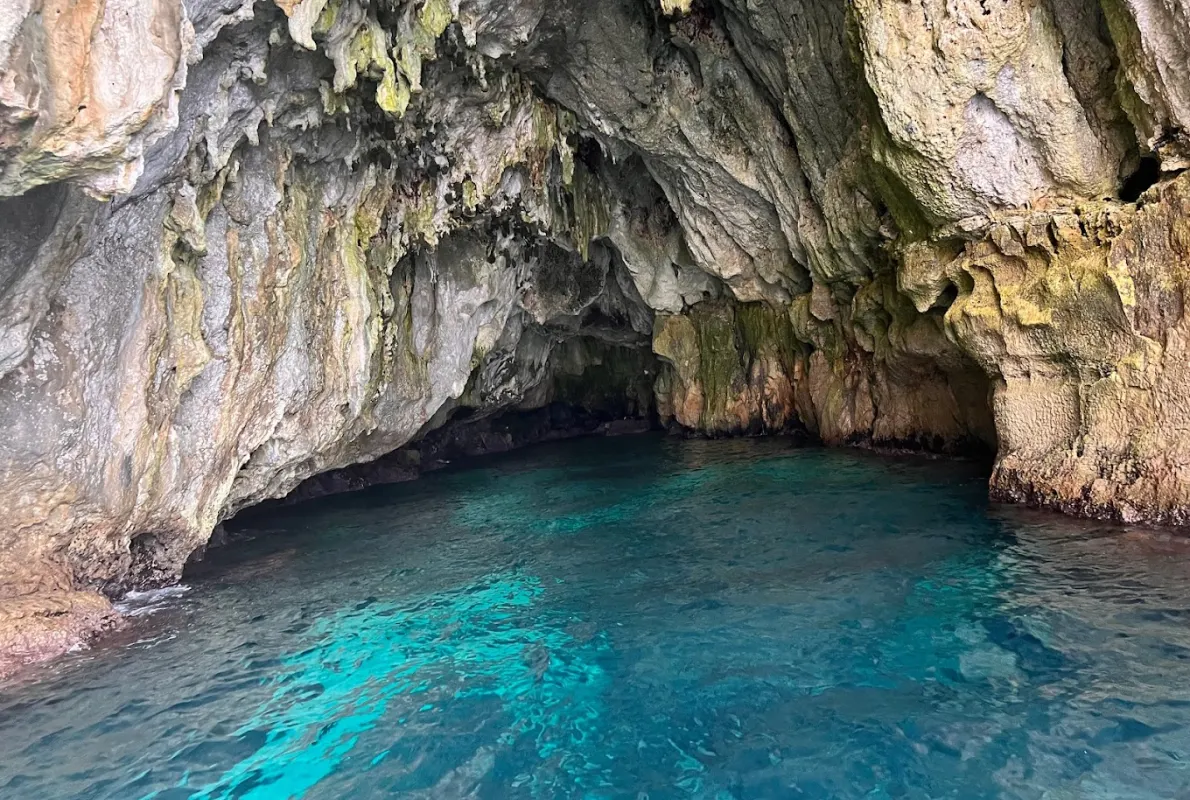 Escursioni in barca a Siracusa tra acque cristalline e paesaggi mozzafiato