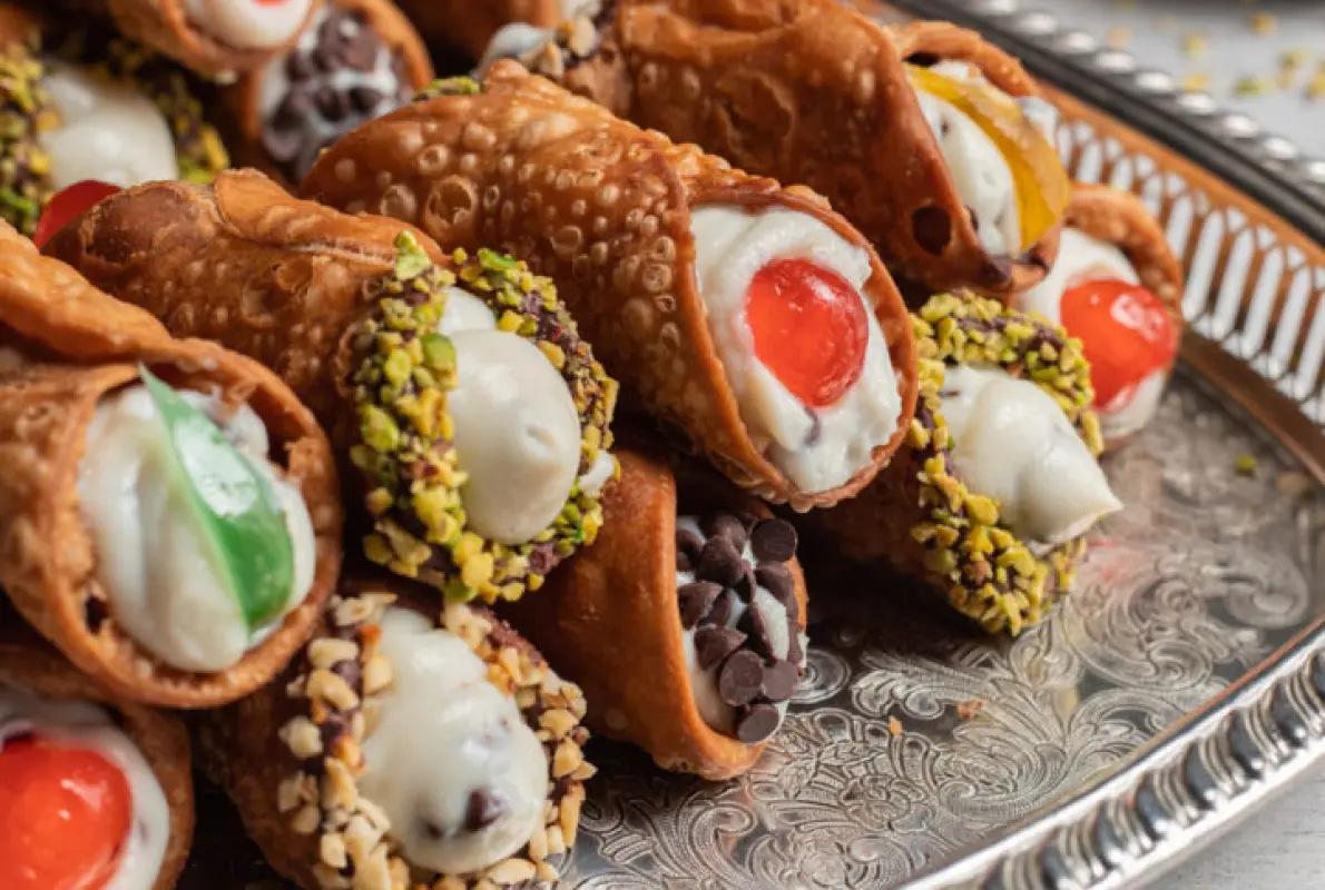 Aperitivo in barca a Siracusa con dolci tipici siciliani